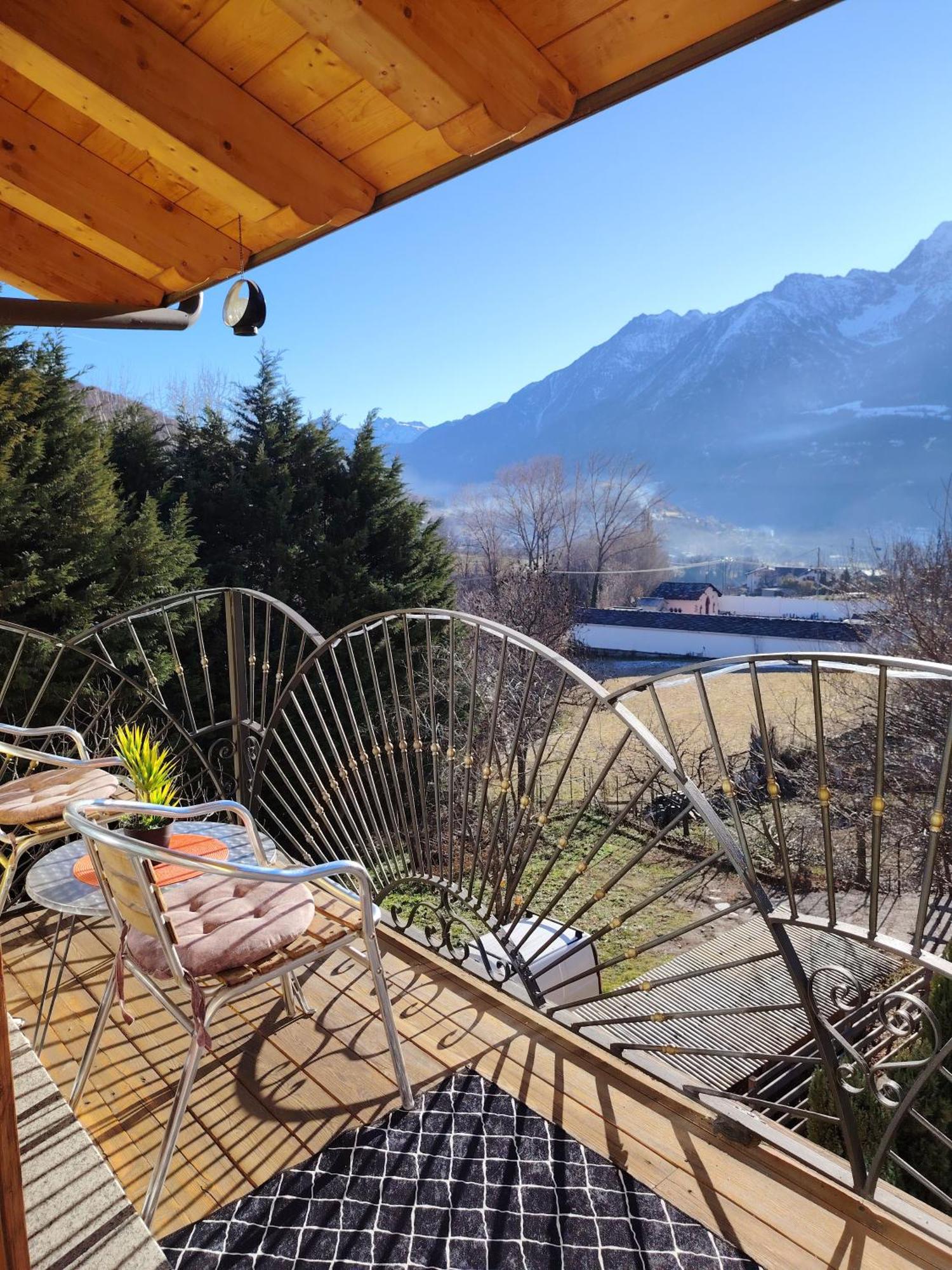 La Villa Gialla Aosta Bagian luar foto